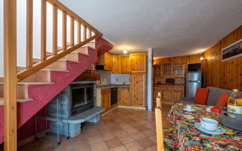 Remondet 20: Property, Table, Building, Picture Frame, Stairs, Interior Design, Wood, House, Architecture, Floor