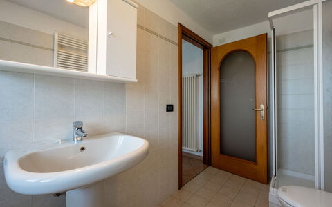 Conclonaz: Mirror, Property, Plumbing Fixture, Tap, Sink, Bathroom Sink, Bathroom, Wood, Building