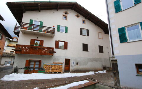 Garibaldi: Window, Building, Snow, House, Urban Design, Sky, Neighbourhood, Door, Residential Area