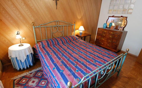 Garibaldi: Bedroom, Bed, Room, Furniture, Bed Sheet, Bed Frame, Property, Bedding, Floor, Interior Design