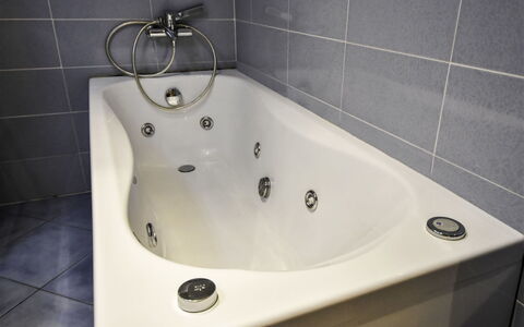 Alleghe 100: Tap, Bathroom, Sink, Bathroom Sink, Property, Plumbing Fixture, Wall, Tile, Bathtub, Room