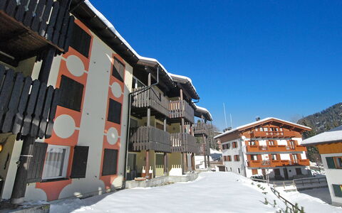 Madonna di Campiglio 1: Sky, Building, Window, Urban Design, House, Residential Area, Snow, Slope, Leisure