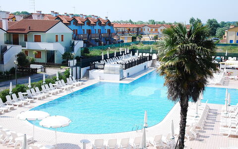 Rosolina Mare 300: Water, Property, Sky, Building, Plant, Azure, Swimming Pool, Tree, Urban Design, Window