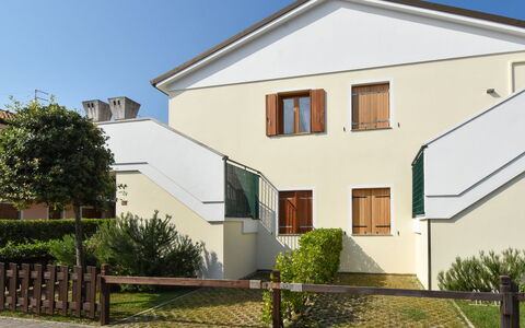 Rosolina Mare 300: Plant, Building, Property, Window, Sky, House, Land Lot, Tree, Residential Area