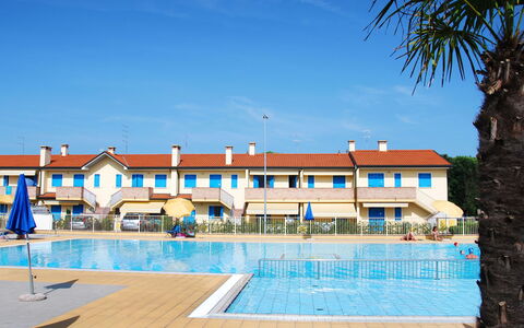 Rosolina Mare 350: Water, Sky, Building, Property, Window, Swimming Pool, Cloud, Plant, Blue, Tree