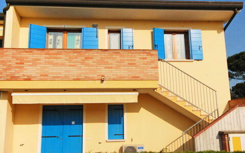 Rosolina Mare 350: Window, Building, Plant, Wood, Sky, Siding, Cottage, Door, Facade