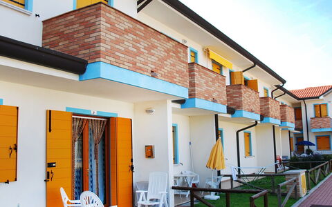 Rosolina Mare 350: Property, Building, Sky, Plant, Azure, Window, Orange, Door, Architecture, Shade