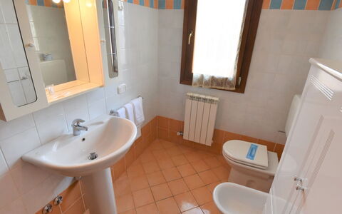 Rosolina Mare 350: Mirror, Tap, Plumbing Fixture, Bathroom Sink, Sink, Property, Purple, Bathroom, Interior Design, Building