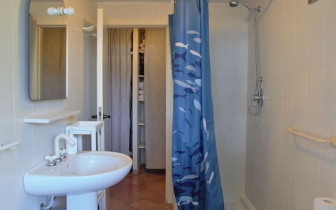 Tondini: Plumbing Fixture, Mirror, Tap, Sink, Property, Bathroom Sink, Shower Head, Blue, Azure, Bathroom