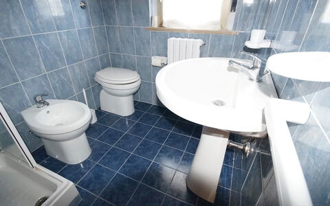 San Benedetto del Tronto 140: Bathroom, Property, Tile, Toilet, Room, Floor, Architecture, Toilet Seat, Plumbing Fixture, Purple
