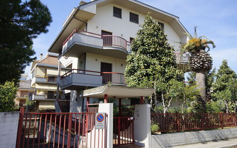 Magnolia: Sky, Building, Plant, Window, Tree, Urban Design, House, Residential Area, Neighbourhood, Real Estate