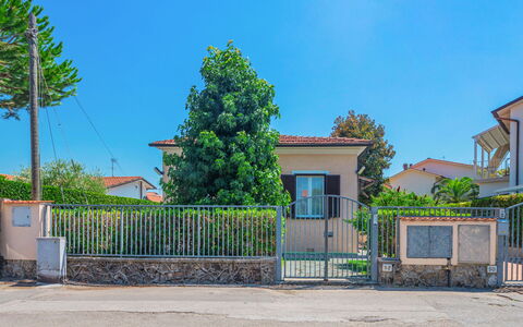 Francesca: Sky, Building, Plant, Tree, Road Surface, Window, Land Lot, Asphalt, Shade, Urban Design