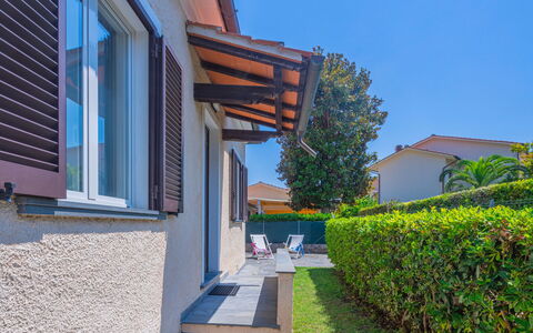 Francesca: Sky, Property, Plant, Building, Window, Blue, Shade, Urban Design, Tree