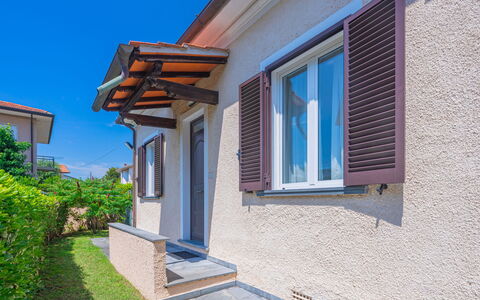 Francesca: Sky, Plant, Building, Daytime, Property, Window, Azure, Wood, House