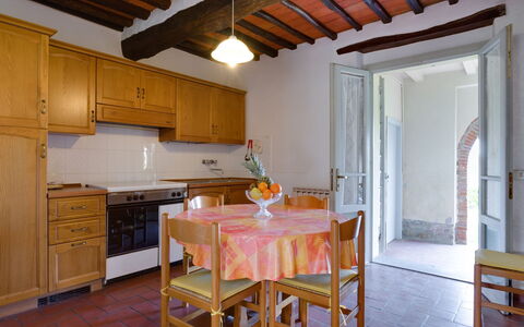 Bucine 690: Room, Property, Furniture, Building, Kitchen, House, Interior Design, Ceiling, Floor, Table