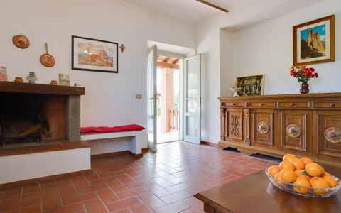 Bucine 690: Room, Property, Hearth, Floor, Fireplace, Building, Interior Design, Furniture, House, Real Estate
