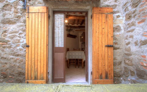 Via Vannocci: Door, Wall, Wood, Building, Window, House, Facade
