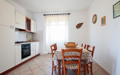 Cerro 200.4: Room, Property, Furniture, Building, Interior Design, Floor, Real Estate, House, Dining Room, Table