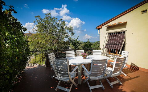 Matteuzzi: Property, Sky, House, Real Estate, Building, Home, Architecture, Room, Tree, Cloud