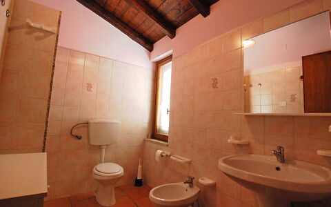 Cardedu 100: Brown, Sink, Property, Plumbing Fixture, Mirror, Tap, Bathroom, Light, Bathroom Sink, Wood