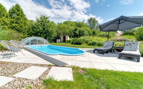 W Starym Sadzie: Cloud, Sky, Plant, Property, Swimming Pool, Water, Shade, Outdoor Furniture, Sunlounger, Grass