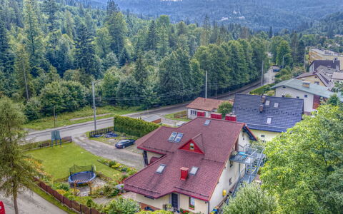 Kubaczka: Plant, Property, Sky, Cloud, Building, Tree, Architecture, Residential Area, Urban Design, Mountain