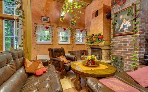 Gościniec Pod Dwoma Sercami: Property, Furniture, Couch, Window, Table, Wood, Interior Design, Building, Living Room, Decoration