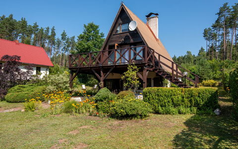 Borek Sulęcki: Cottage, Garden, Lawn, Farmhouse, Landscaping, Estate, Shade, Yard, Evergreen