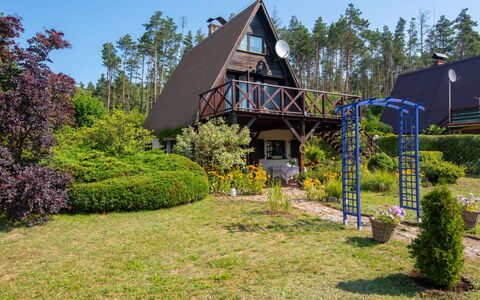 Borek Sulęcki: Shrub, Cottage, Garden, Landscaping, Estate, Yard, Lawn, Evergreen