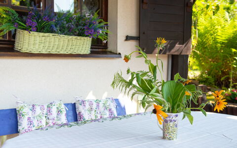 Borek Sulęcki: Flower, Flowerpot, Spring, Garden, Houseplant, Shade, Floristry, Outdoor Furniture, Chair