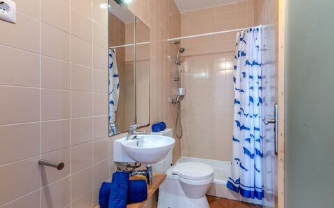 Rua 5 de Outubro: Flooring, Floor, Interior Design, Plumbing Fixture, Room, Plumbing, Apartment, Ceiling, Tile, Bathroom