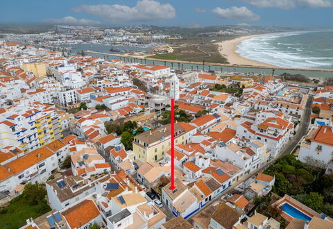 Rua 5 de Outubro: Building, Residential Area, Urban Area, Horizon, City, Neighbourhood, Town, Summer, House, Roof