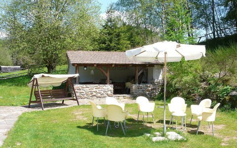Benešov Nad Černou: Property, Yard, Backyard, Table, Real Estate, House, Tree, Furniture, Garden, Grass