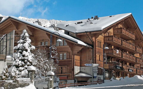 Daphné a 32: Sky, Building, Snow, Window, Cloud, Light, House, Freezing, Neighbourhood, Slope