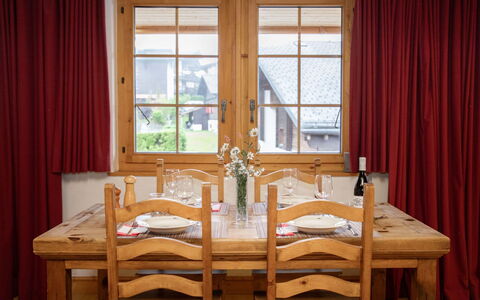 Daphné a 32: Table, Property, Furniture, Window, Wood, Building, Curtain, Shade, Interior Design, Architecture