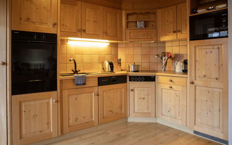 Daphné a 32: Brown, Countertop, Cabinetry, Property, Kitchen Sink, Kitchen, Kitchen Appliance, Wood, Home Appliance, Interior Design