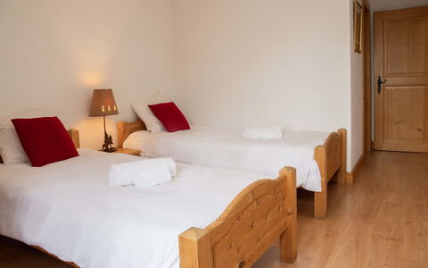 Daphné a 32: Furniture, Property, Building, Comfort, Wood, Bed Frame, Pillow, House, Flooring, Bed