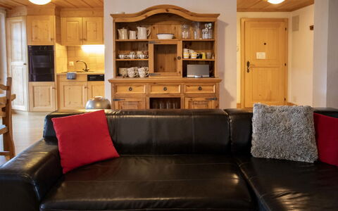 Daphné a 32: Furniture, Property, Couch, Wood, Cabinetry, Interior Design, Table, Flooring, Floor, Living Room