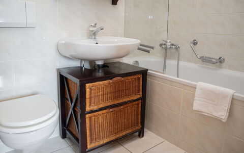 Daphné a 32: Plumbing Fixture, Property, Sink, Mirror, Tap, Bathroom Sink, Bathroom, Interior Design, Floor, Flooring