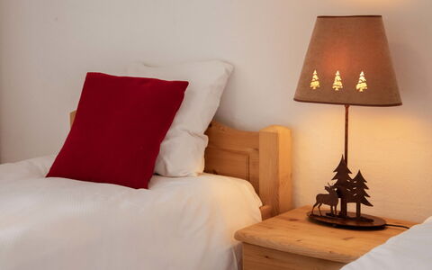 Daphné a 32: Furniture, Property, Comfort, Wood, Textile, Interior Design, Lamp, Pillow, Floor, Wall