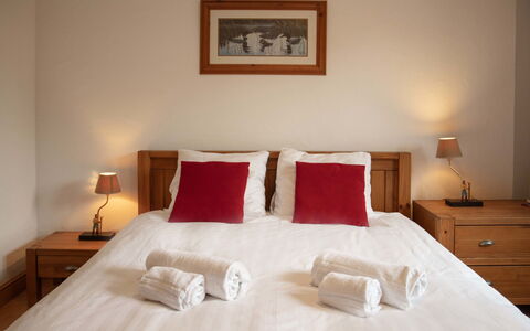 Daphné a 32: Building, Furniture, Property, Comfort, Wood, Textile, Bed, Interior Design, Flooring, Floor