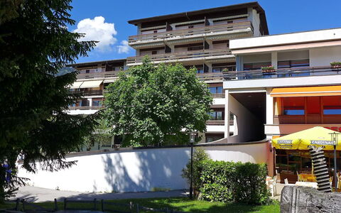Villars 130: Property, Building, House, Architecture, Residential Area, Real Estate, Home, Apartment, Sky, Mixed-Use