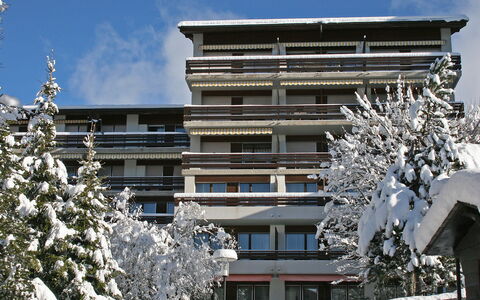 Villars 130: Sky, Cloud, Building, Window, World, Snow, Urban Design, House, Neighbourhood, Tree
