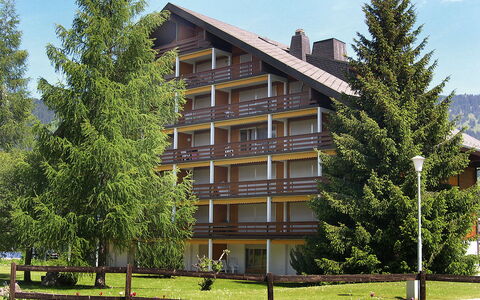 Villars 600: Plant, Sky, Building, Property, Window, Cloud, Tree, Land Lot, Vegetation, Urban Design