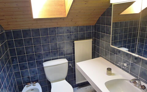 Villars 600: Bathroom, Property, Toilet, Room, Tile, Architecture, Plumbing Fixture, Interior Design, Wall, Building