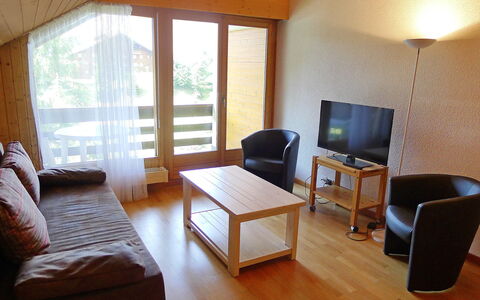 Villars 600: Room, Furniture, Property, Floor, Building, Interior Design, Living Room, Hardwood, Wood Flooring, House