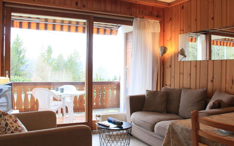 Villars 750: Property, Furniture, Building, Table, Lighting, Interior Design, Wood, Comfort, Living Room, Shade