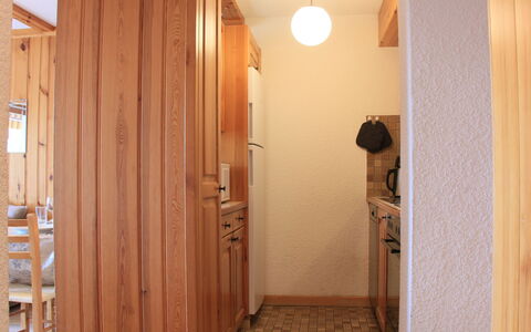 Villars 750: Property, Door, Building, Wood, Interior Design, Architecture, House, Flooring, Floor