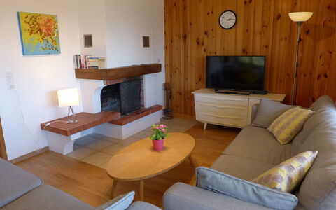Villars 755: Room, Living Room, Furniture, Property, Interior Design, Table, Building, House, Wall, Floor
