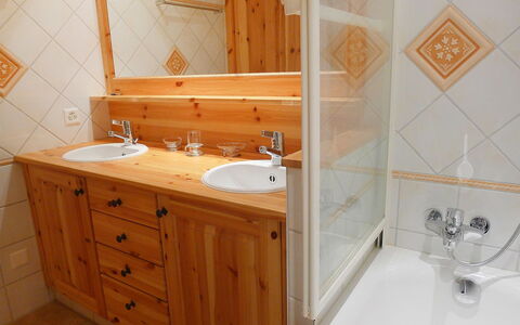 Villars 764: Bathroom, Room, Property, Furniture, Tap, Sink, Bathroom Cabinet, Wall, Tile, Bathroom Accessory